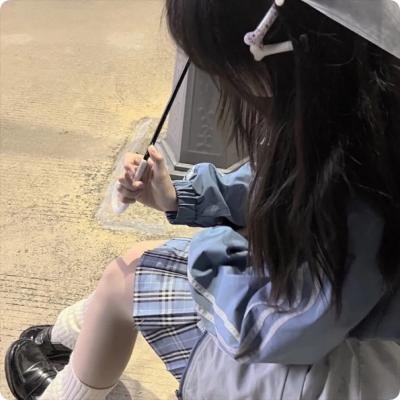 美食广场里的女高中生们在说啥